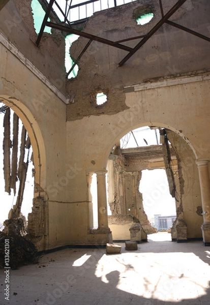 Obraz Inside ruined palace