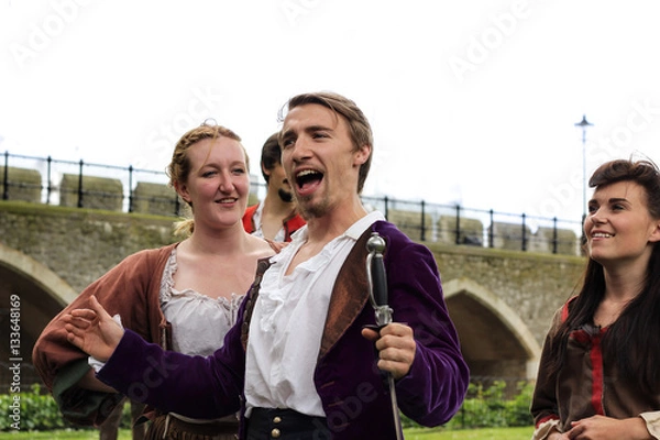 Obraz Aktorzy w klasycznym występie w teatrze na otwartym powietrzu