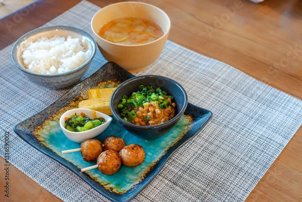 Fototapeta 納豆と焼き鳥の和朝食が並ぶ食卓