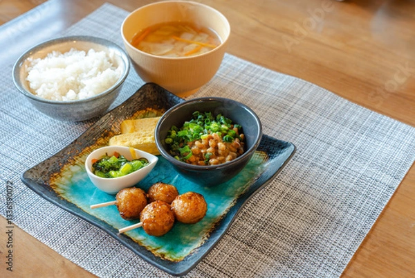 Fototapeta 納豆と焼き鳥の和朝食が並ぶ食卓