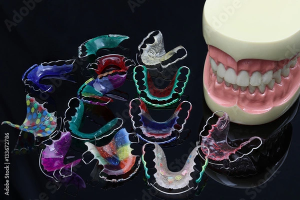 Obraz Many retainer on black screen