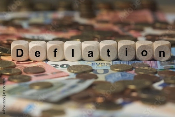 Obraz deflation - Holzwürfel mit Buchstaben im Hintergrund mit Geld, Geldscheine