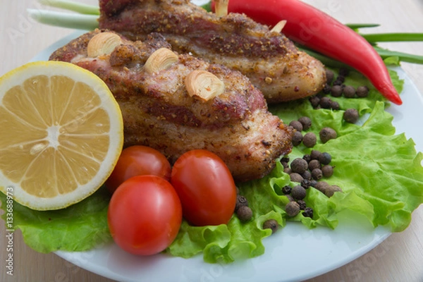 Fototapeta Запеченая свинина с чесноком