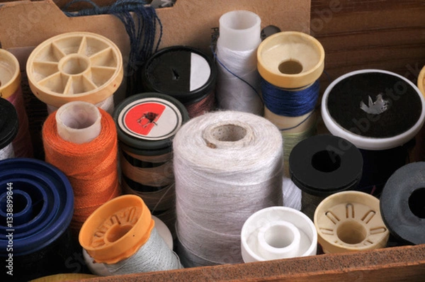 Fototapeta Assortiment de bobines de fil dans une boîte à couture