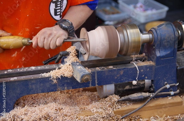 Fototapeta 電動ろくろで木を削る職人