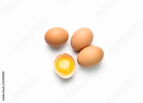 Obraz jajo na białym tle z jajkiem jest zepsute