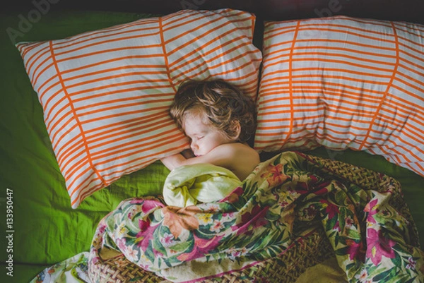 Obraz Маленький малчьик спит на подушке укутанный одеялом
