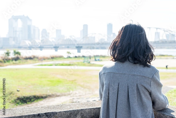 Obraz 都市を眺める女性