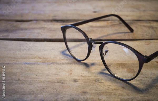 Obraz okulary na drewnianym stole