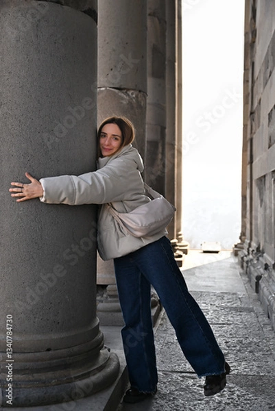 Obraz ギリシャ式神殿を楽しむ女性のポートレート