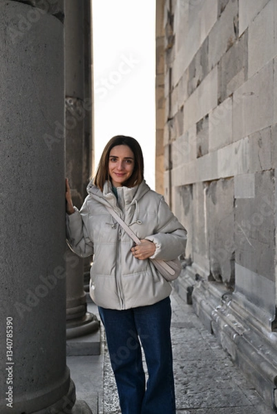 Obraz ギリシャ式神殿を楽しむ女性のポートレート