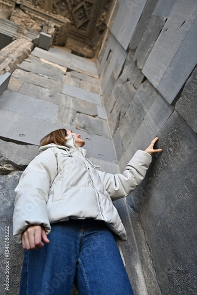 Obraz ギリシャ式神殿を楽しむ女性のポートレート