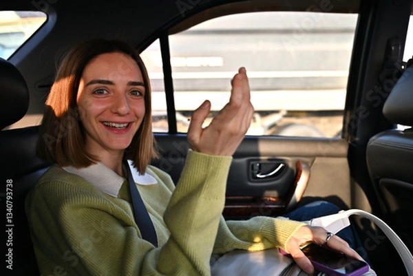 Fototapeta 後部座席に座って話をする女性