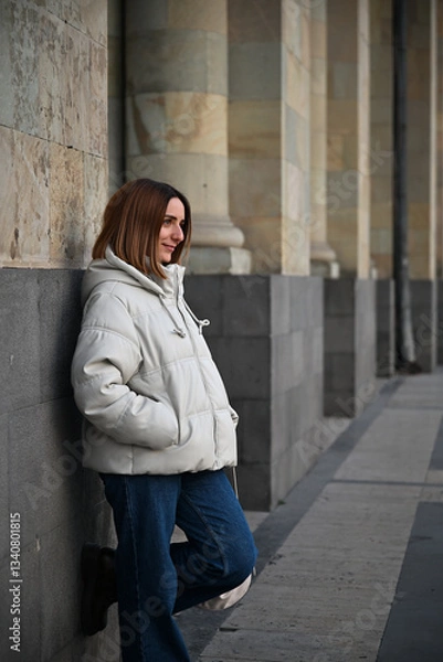 Obraz 壁に寄りかかってポーズを取る美しい女性