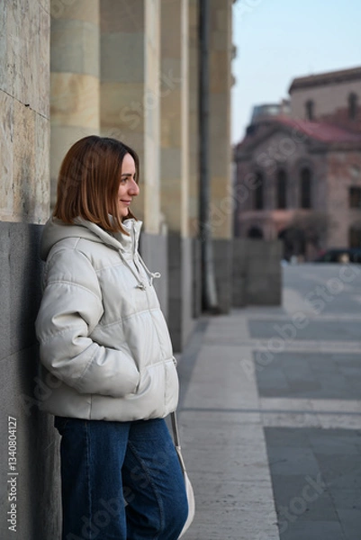 Fototapeta 壁に寄りかかってポーズを取る美しい女性