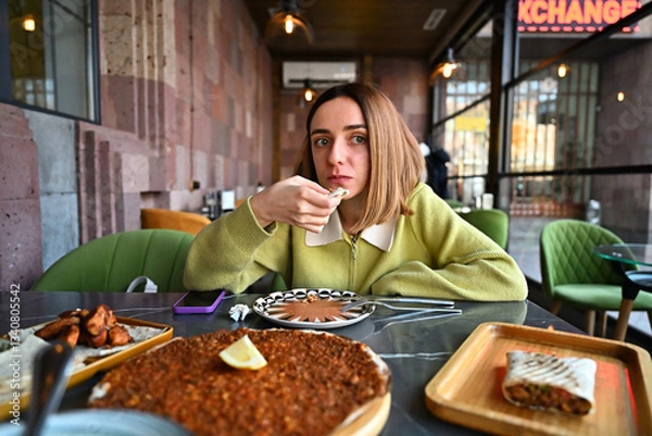 Fototapeta カフェで食事をする美しい女性