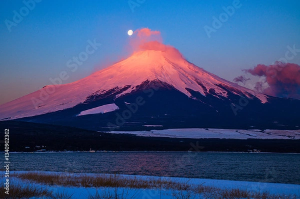 Fototapeta 山中湖から富士山と月