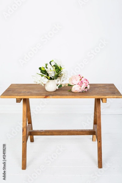 Fototapeta Bouquet of rose flowers on a wooden table