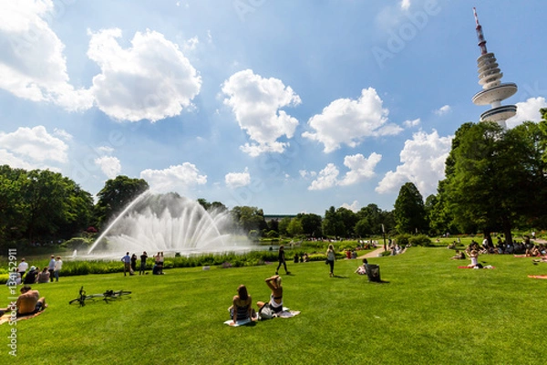 Fototapeta View of the Planten un Blomen Park near the Parksee