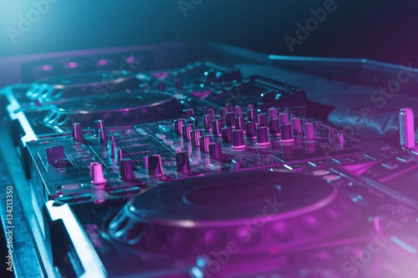 Fototapeta Sprzęt dźwiękowy dla DJ-ów w klubach nocnych i na festiwalach muzycznych, EDM, przyszła muzyka house i tak dalej. Koncepcja imprez, technika dźwięku. DJ grający na najlepszych, znanych odtwarzaczach CD.