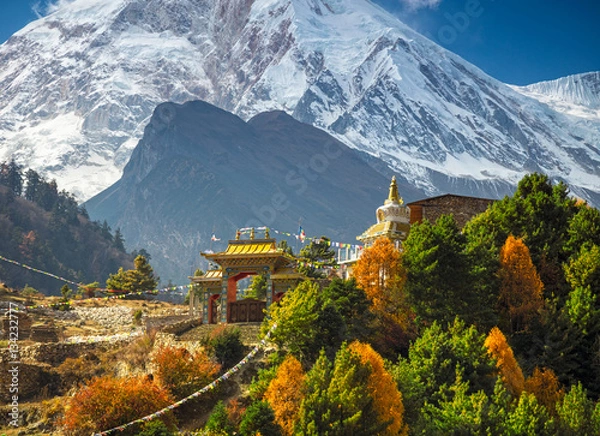 Obraz Klasztor buddyjski i góra Manaslu w Himalajach, Nepalu. Widok z trasy na Manaslu