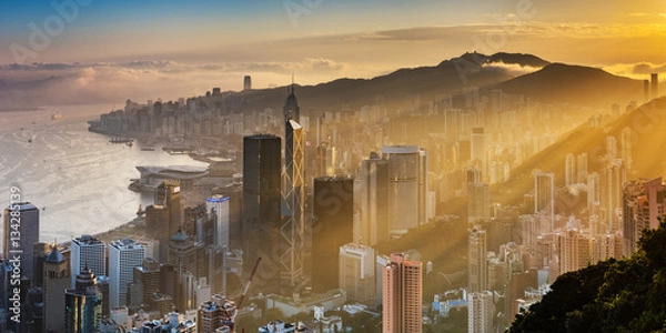 Obraz Widok wschodu słońca na szczyt Hongkongu. Punkt widokowy, z którego można obserwować Port Wiktorii.