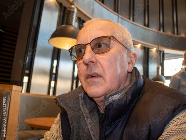 Obraz portrait of old man with glasses and a surprised face