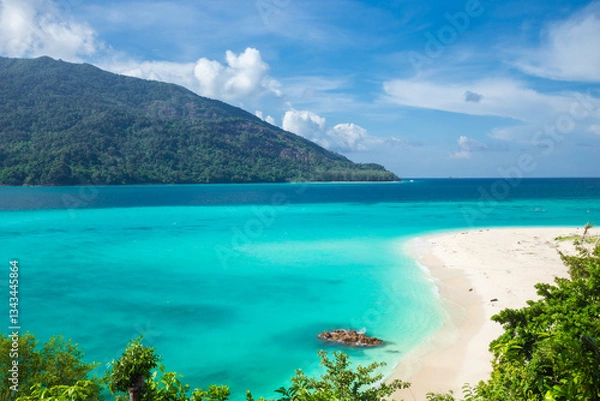 Fototapeta Koh Lipe is another island in the Andaman Sea that is a dream destination for many people. There are many marine activities such as snorkeling and coral viewing, a lot of resort, located in Satun