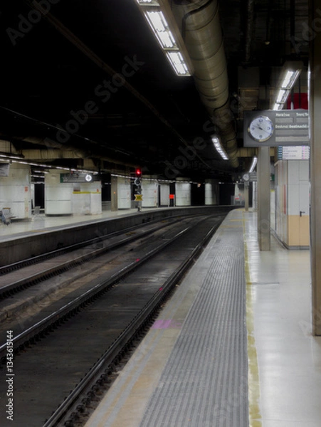Fototapeta Andén de una estación de tren con reloj