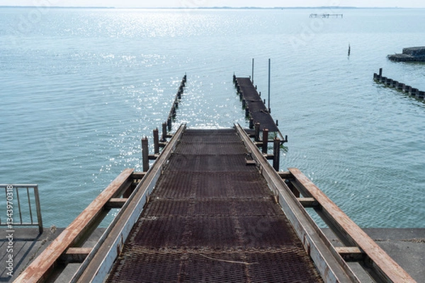 Fototapeta 霞ヶ浦に船を下ろす鉄製のスロープ