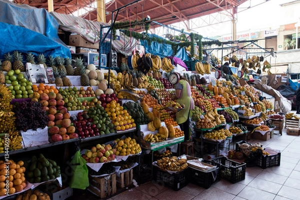 Fototapeta Reiche Obsttheke mit Südfrüchten in traditionellem Markt in Südamerika