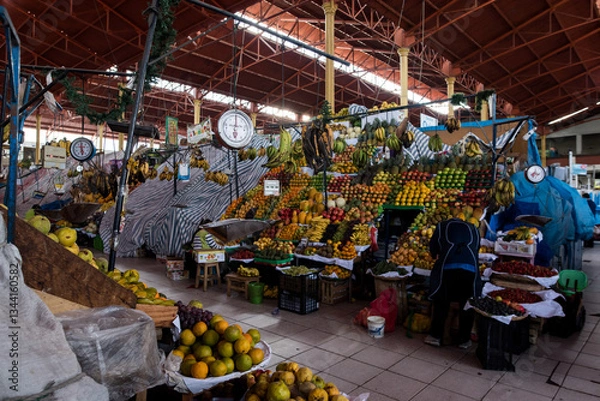 Fototapeta Reiche Obsttheke mit Südfrüchten in traditionellem Markt in Südamerika