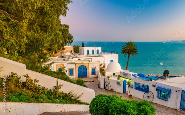Obraz Sidi Bou Said, słynna wioska o tradycyjnej tunezyjskiej architekturze. Nakręcony zachód słońca.