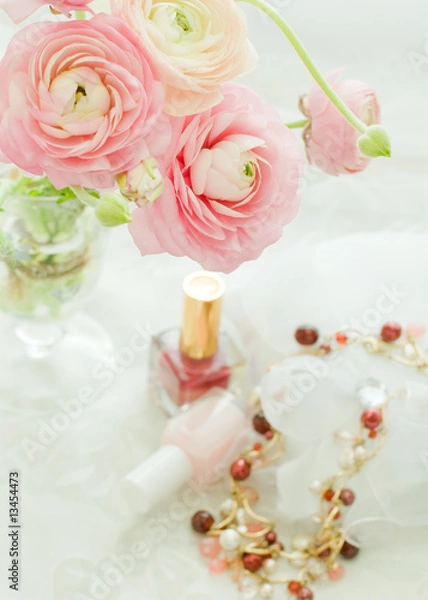 Obraz ピンクのラナンキュラスとネックレス