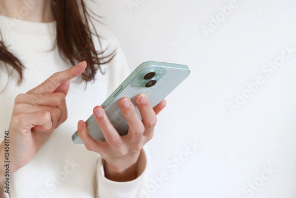 Fototapeta スマホを使う女性