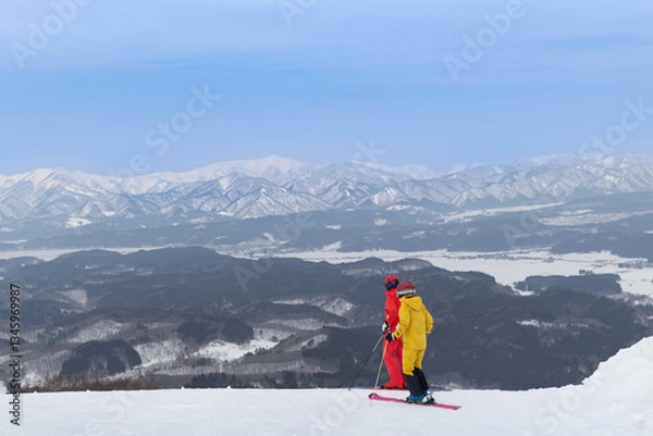 Fototapeta 絶景の山形赤倉温泉スキー場とスキーヤー
