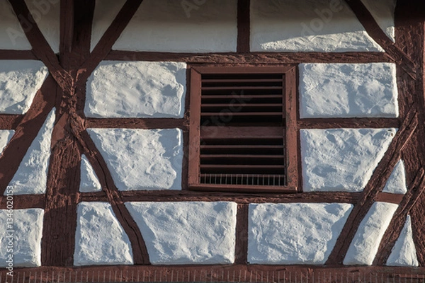 Obraz Detail Fachwerk mit weißem Verputz an Kirchturm mit Schallfenster im Streiflicht an Evangelischer Kirche in Walddorfhäslach Ortsteil Walddorf