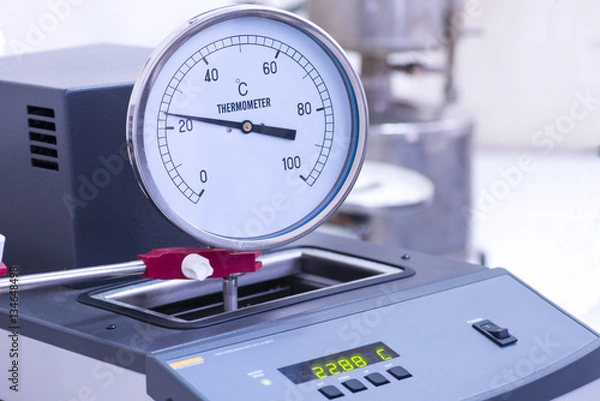 Obraz Industrial thermometer calibration in progress