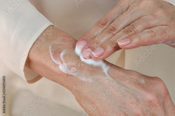 Obraz 손목에 로션을 바르고 있다. 클로즈업. 피부, 보습제