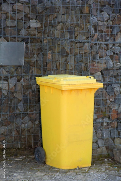 Obraz Gelbe Mülltonne an einer Straße