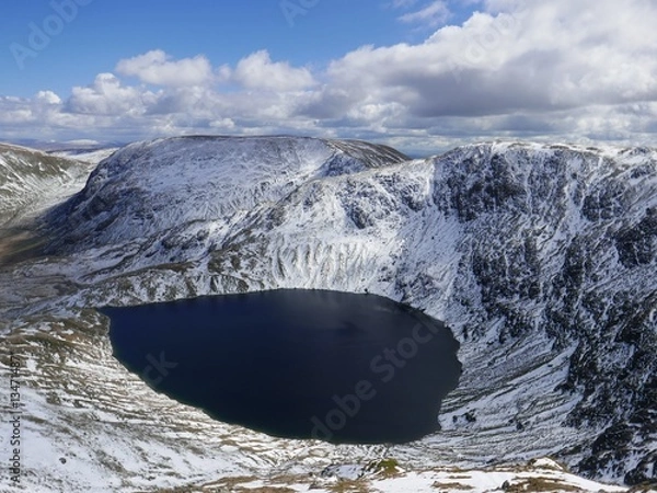 Obraz Lake set in snow covered mountain 