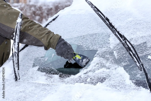 Obraz Frontscheibe am Auto abkratzen