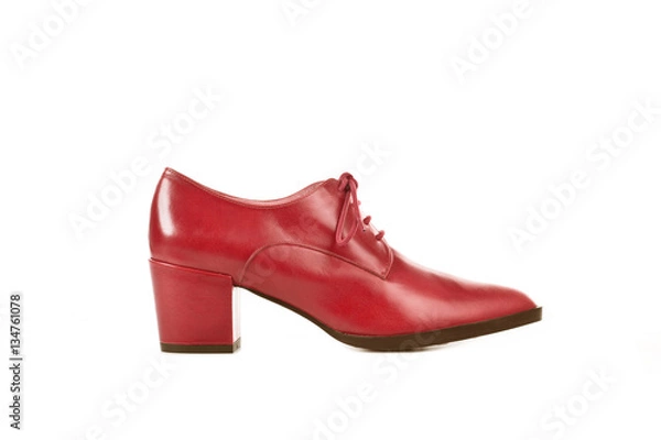 Fototapeta Zapato rojo de mujer con cordones y taco sobre un fondo blanco liso y aislado. Vista de frente. Copy space