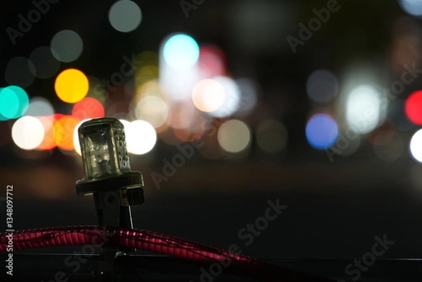 Fototapeta 夜の街を見守る誘導灯