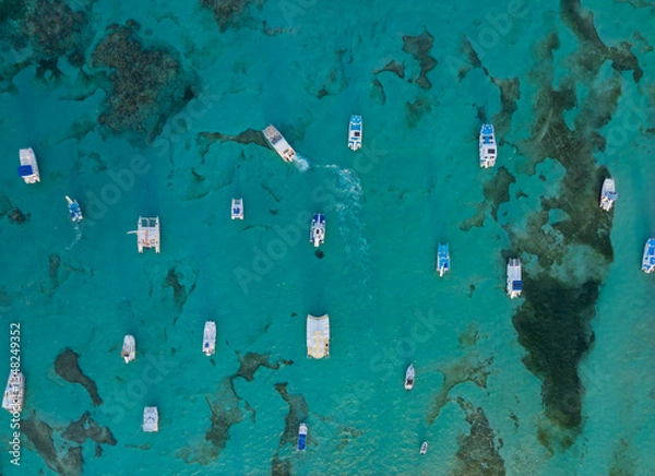Obraz A blue ocean with many boats floating on it