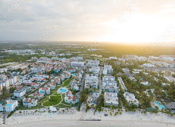 Obraz A city with a beach and a large number of buildings