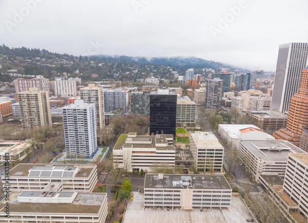 Obraz A city view with a large building in the middle