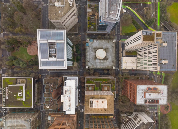 Obraz A city view with a large building in the middle
