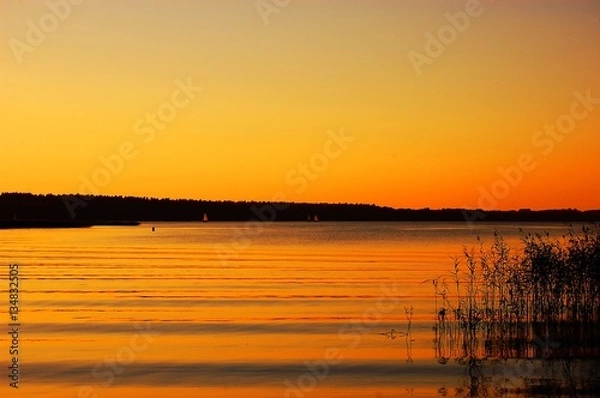 Obraz Fot. Konrad Filip Komarnicki / EAST NEWS Mazury 09.09.2014 Zachod slonca nad mazurskim jeziorem.