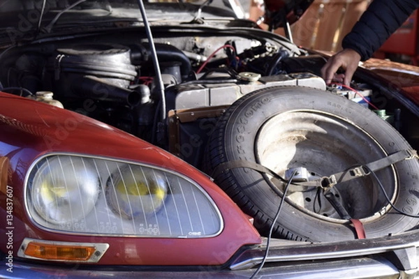 Obraz Citroen DS engine and spare tire 